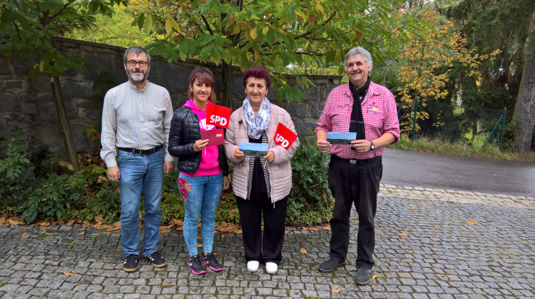 Bürgermeister Torsten Gebhardt (links) mit den drei Siegern des Fischtreibens beim Herbstfest des SPD-Ortsvereins Röslau